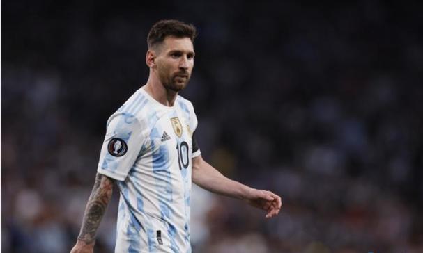 北京今天白天阴天间多云，早上有轻雾，最高气温14℃